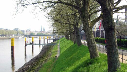 Fuß- und Radweg auf dem Deich an der Stadtstrecke Bremen