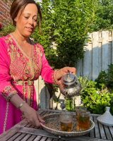 Rachida Choukri-Peter beim Tee einschenken