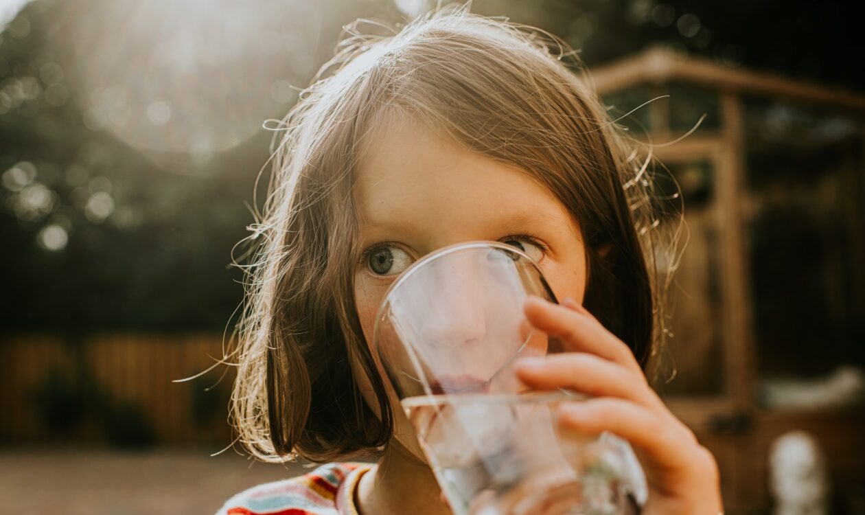 Kind trinkt aus einem Wasserglas