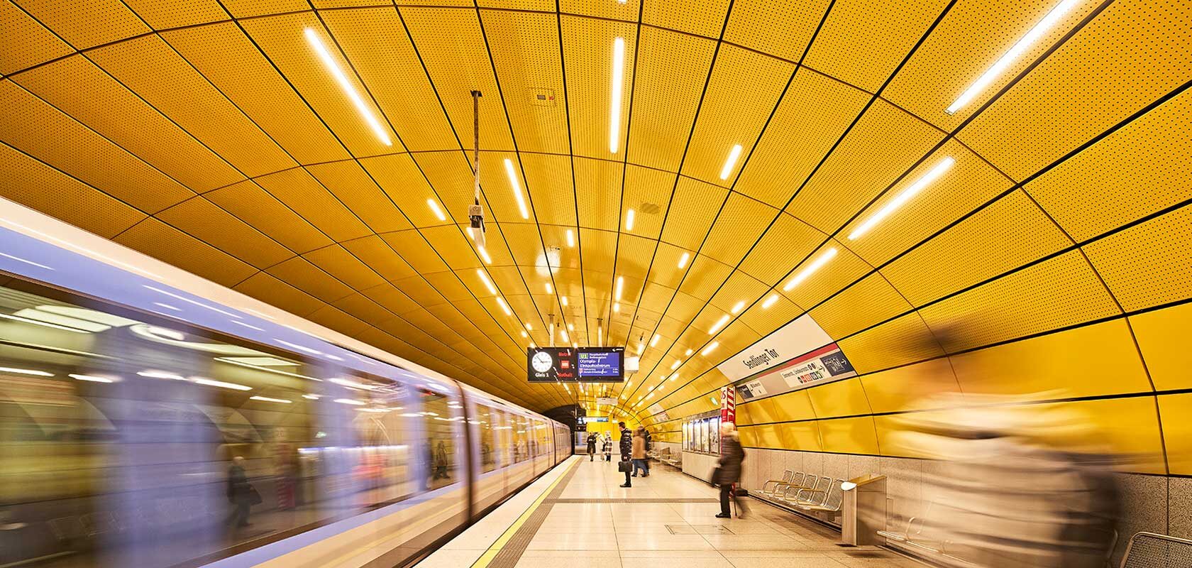 U-Bahnhof Sendlinger Tor - Gleis mit einfahrendem Zug