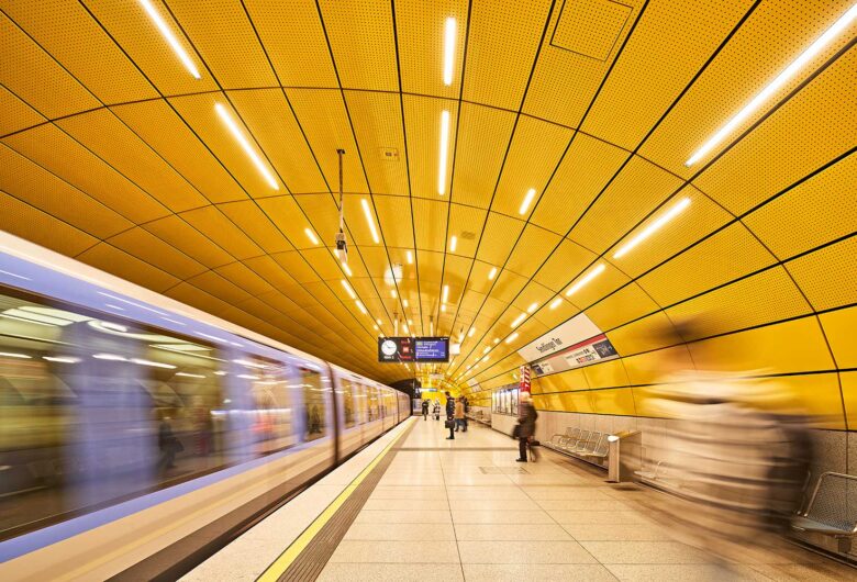 U-Bahnhof Sendlinger Tor - Gleis mit einfahrendem Zug