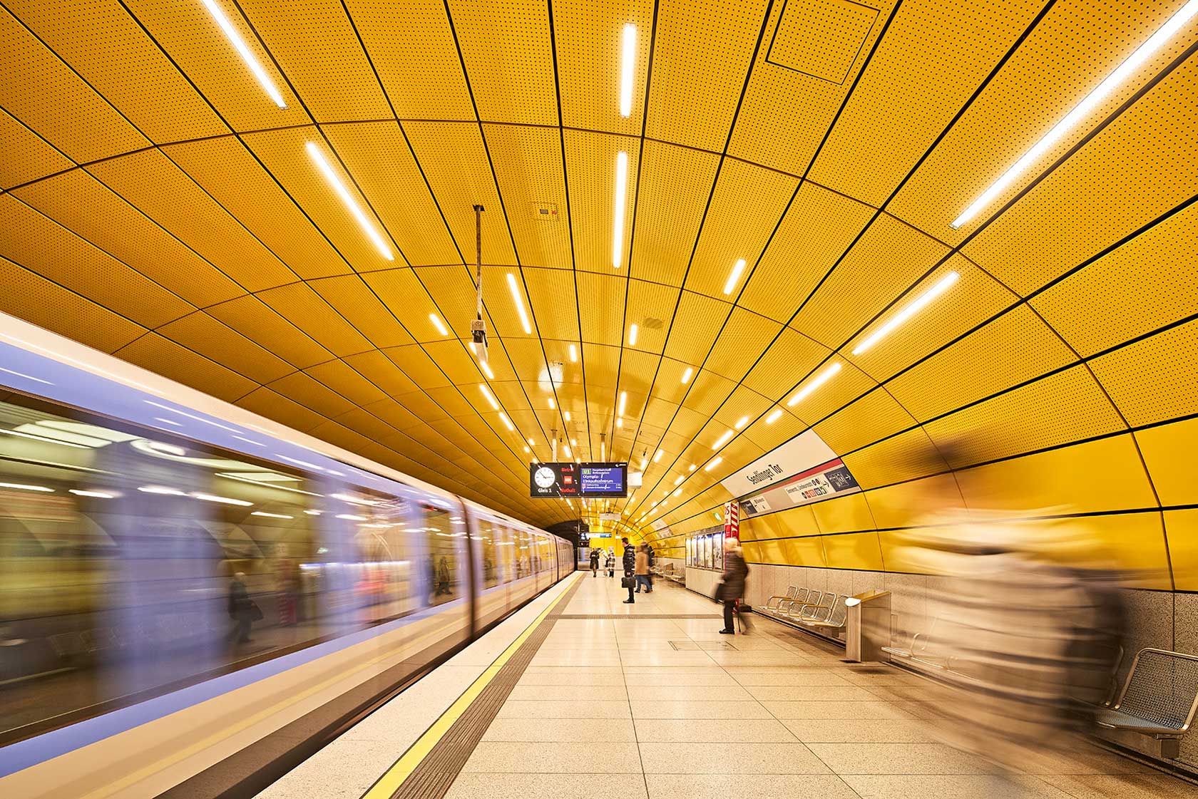 U-Bahnhof Sendlinger Tor - Gleis mit einfahrendem Zug