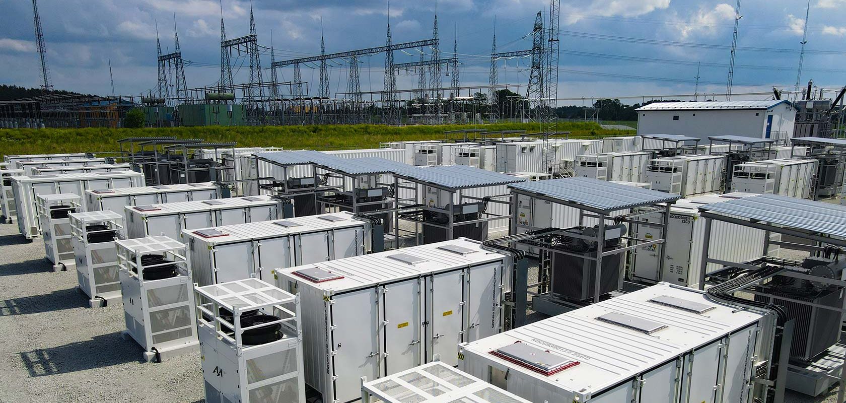 Groß angelegte Batterie-Energiespeichersysteme, die in eine Umspannstation integriert sind