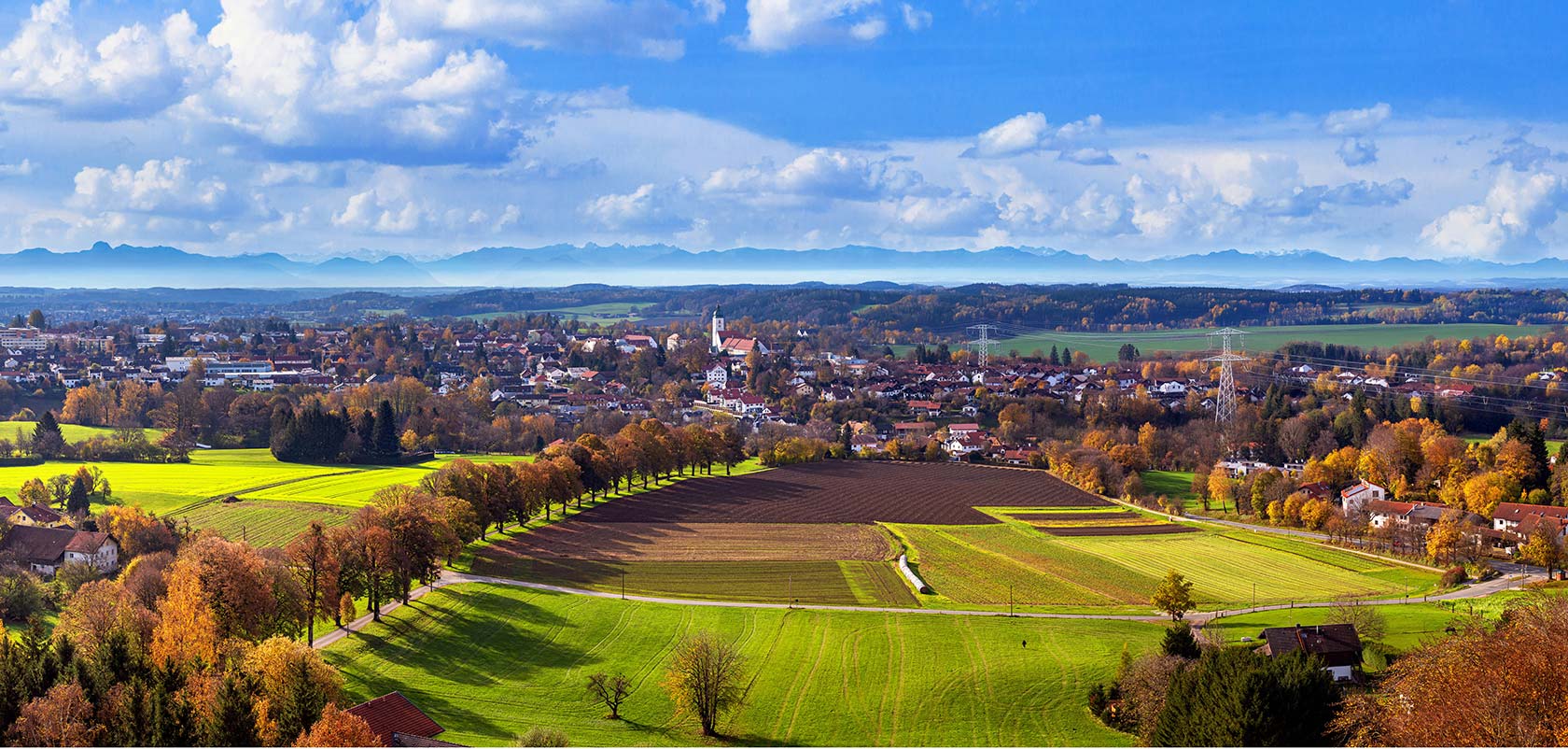 Landwirtschaftliche Flächen und Siedlungsgebiet mit Hochspannungsleitung, Flächenmanagement Sweco