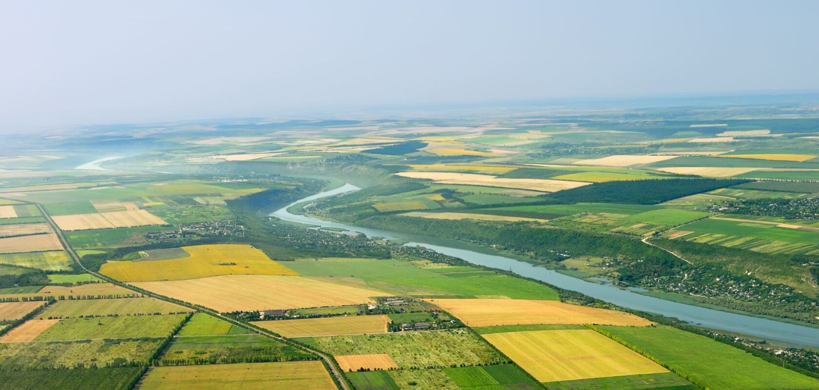 Felder, Wiesen und ein Fluss von oben