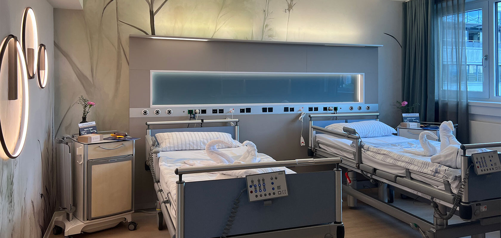 Zweibettzimmer mit Schilf-Wandmotiv und warmer indirekter Beleuchtung, Hospital zum Heiligen Geist Frankfurt