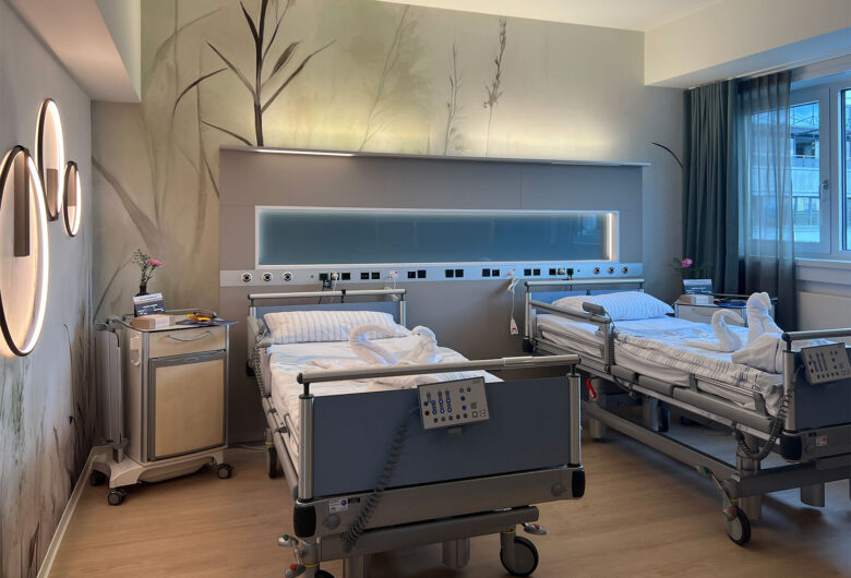 Zweibettzimmer mit Schilf-Wandmotiv und warmer indirekter Beleuchtung, Hospital zum Heiligen Geist Frankfurt
