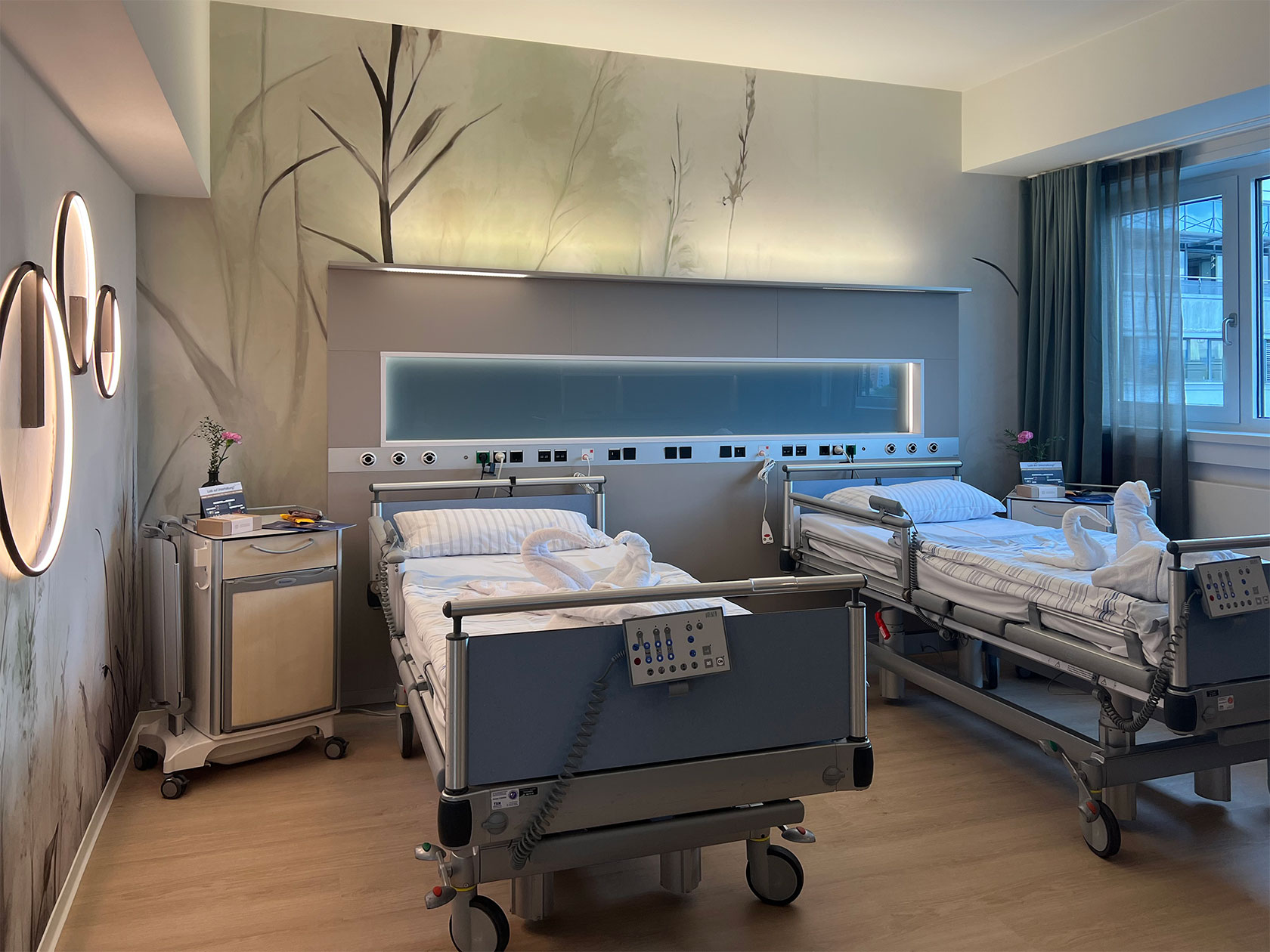 Zweibettzimmer mit Schilf-Wandmotiv und warmer indirekter Beleuchtung, Hospital zum Heiligen Geist Frankfurt