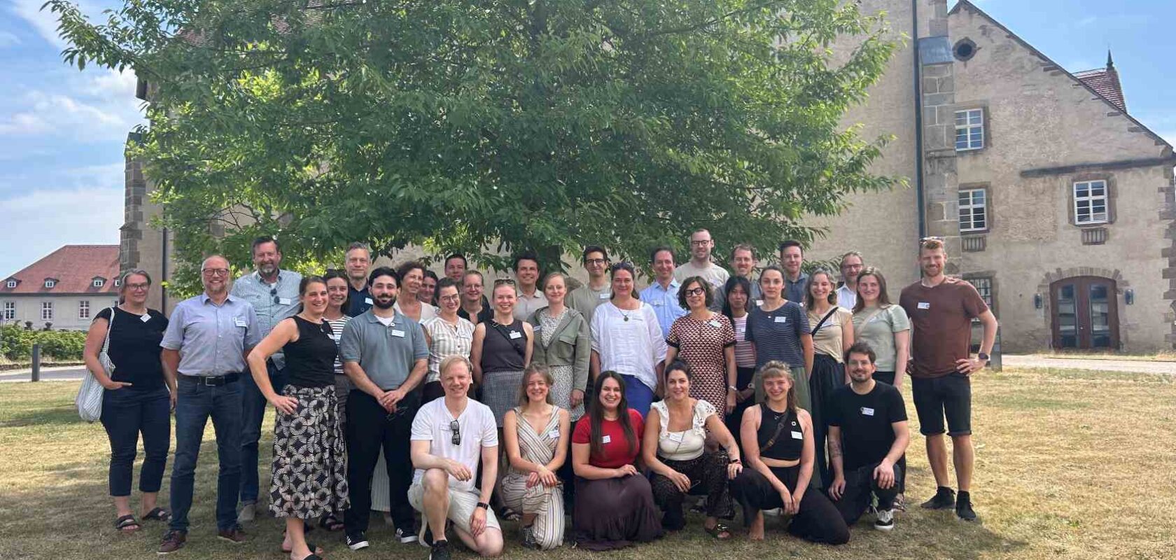 Teilnehmende des Summerbreak Sustainability Netzwerktreffens von Sweco im Kloster Haydau
