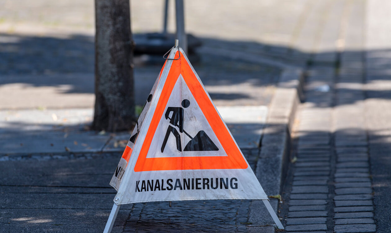 Warndreieck , Aufsteller mit der Aufschrift Kanalsanierung