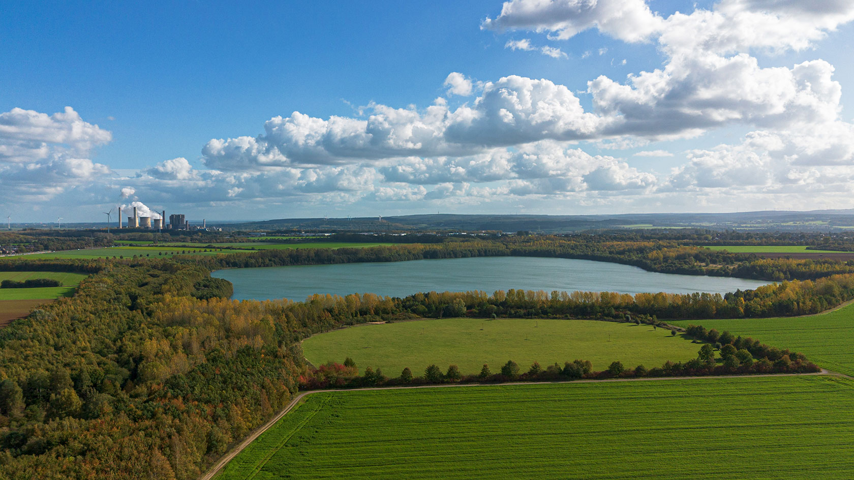 Mit Wasser gefüllte ehemalige Braunkohle-Tagebaugrube (Symbolbild)