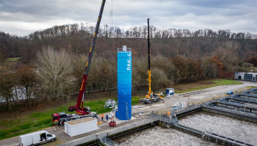 PAK-Anlage auf dem Hauptklärwerk Stuttgart Mühlhausen: Aufstellung des PAK-Silos zur Direktdosierung in die Belebungsbecken.